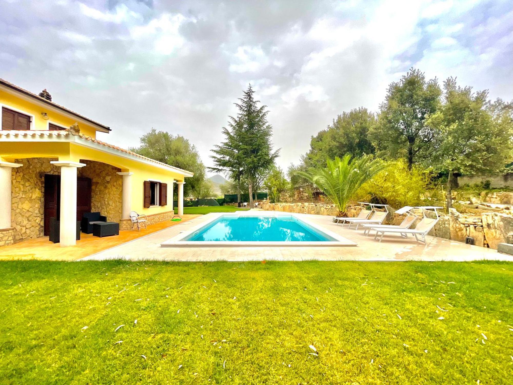 Villa With Pool Cardedu Eksteriør billede