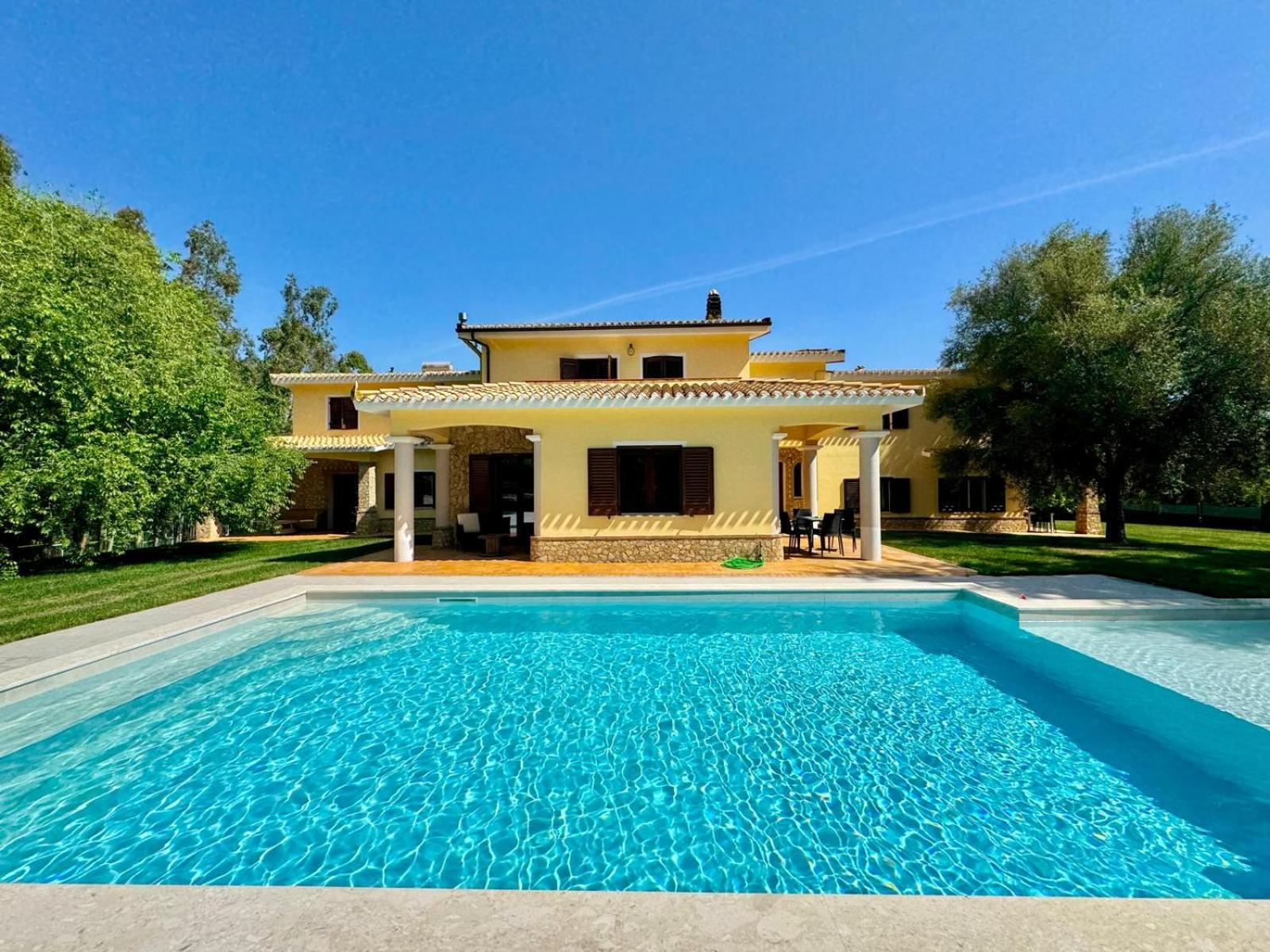 Villa With Pool Cardedu Eksteriør billede