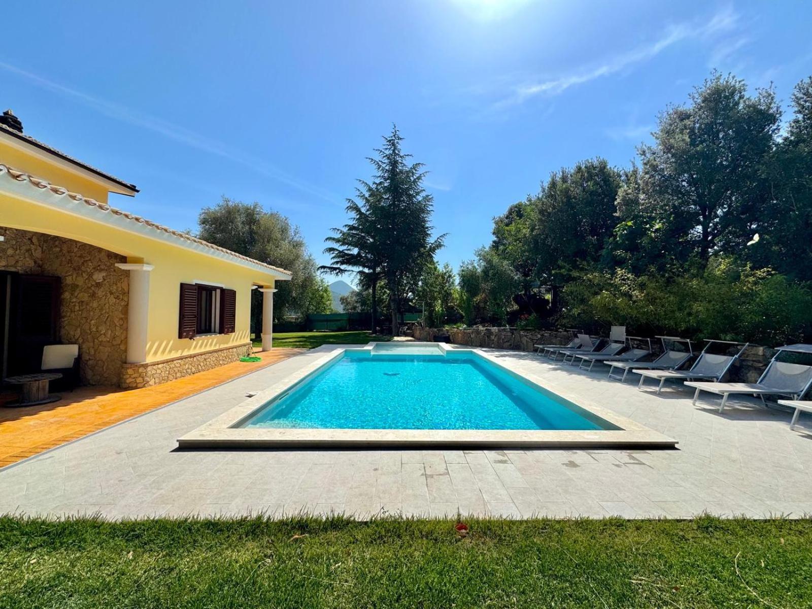 Villa With Pool Cardedu Eksteriør billede