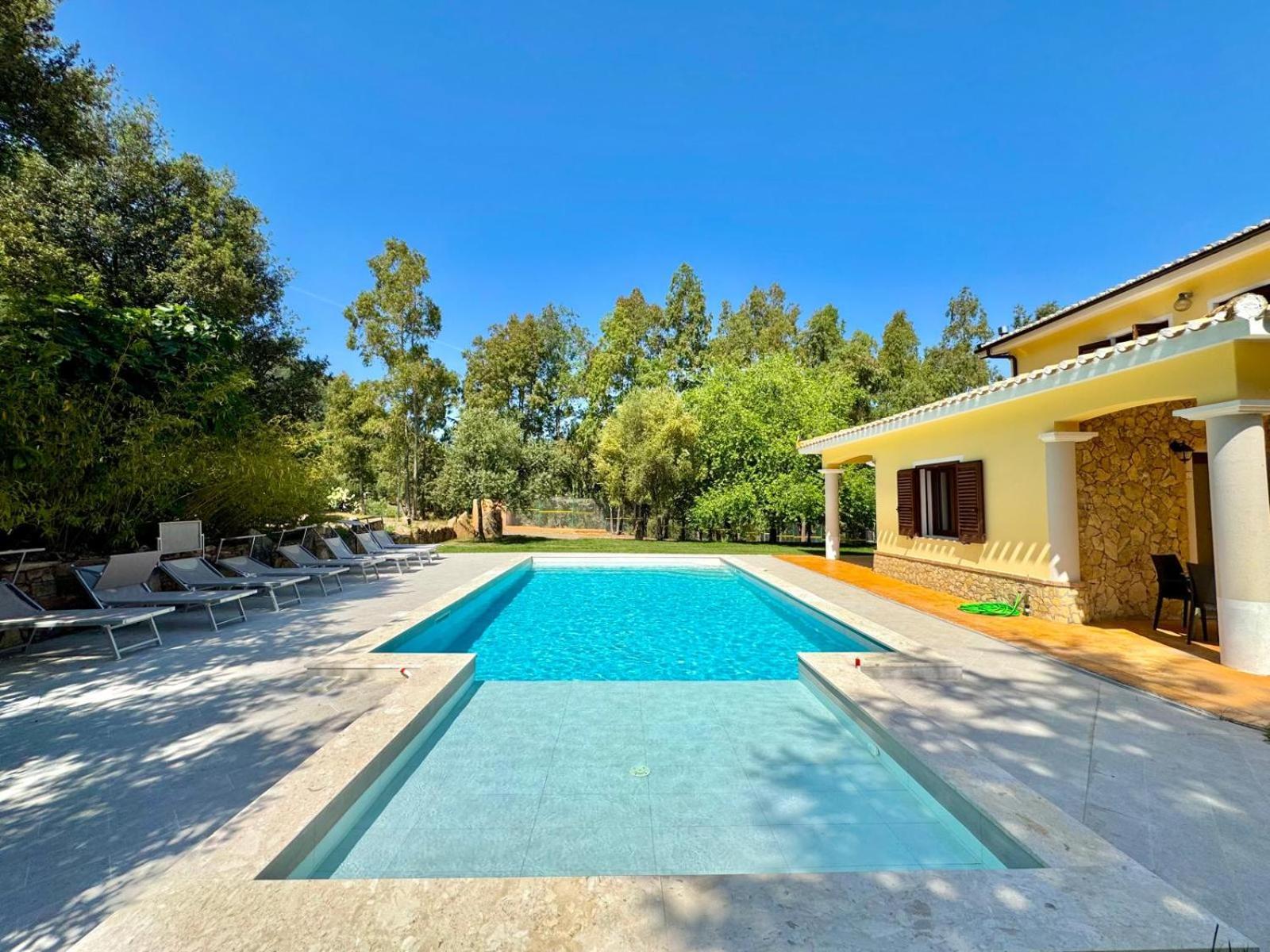 Villa With Pool Cardedu Eksteriør billede
